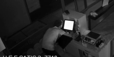 Parke taşı ile kapı kilidini kırıp, yazar kasayı çaldı; o anlar kamerada 26 Parke taşı ile kapı kilidini kırıp yazar kasayı çaldı o anlar kamerada