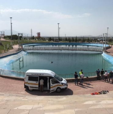 Parktaki süs havuzunda boğulma tehlikesi geçiren 2 kardeş yoğun bakımda