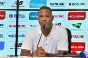 Patrick Kluivert 10 kişi kaldıktan sonra takımımla daha çok gurur duydum