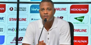 Patrick Kluivert 10 kişi kaldıktan sonra takımımla daha çok gurur duydum