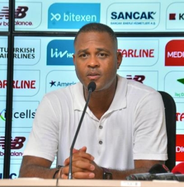 Patrick Kluivert: 10 kişi kaldıktan sonra takımımla daha çok gurur duydum 3 Patrick Kluivert 10 kişi kaldıktan sonra takımımla daha çok gurur duydum