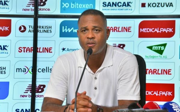 Patrick Kluivert 10 kişi kaldıktan sonra takımımla daha çok gurur duydum