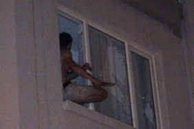 Pencerede bıçakla polise direndi müdahale sonrası düşüp yaralandı