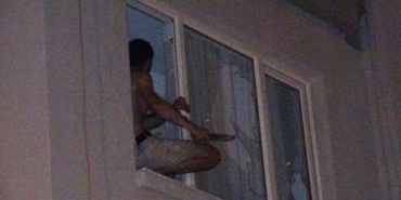 Pencerede bıçakla polise direndi müdahale sonrası düşüp yaralandı