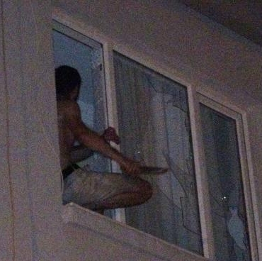 Pencerede bıçakla polise direndi, müdahale sonrası düşüp yaralandı 10 Pencerede bıçakla polise direndi müdahale sonrası düşüp yaralandı