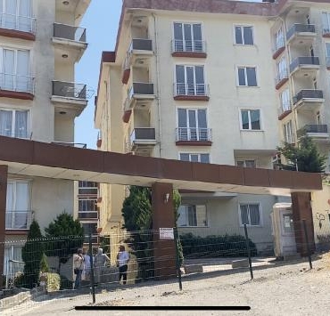Pendik'te 5 bloklu sitenin kaçak girişi tel örgüyle kapatıldı 2 Pendikte 5 bloklu sitenin kaçak girişi tel örgüyle kapatıldı