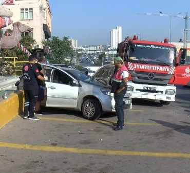 Pendikte bir kişinin yaralandığı kazada otomobildeki köpek korkudan araçtan çıkmadı