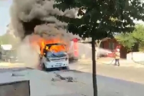 Pendikte servis minibüsü alev alev yandı