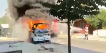 Pendik'te servis minibüsü alev alev yandı 16 Pendikte servis minibüsü alev alev yandı