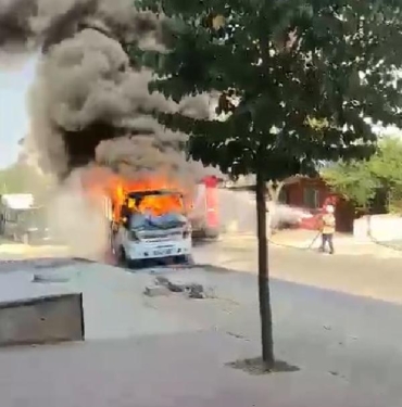 Pendikte servis minibüsü alev alev yandı