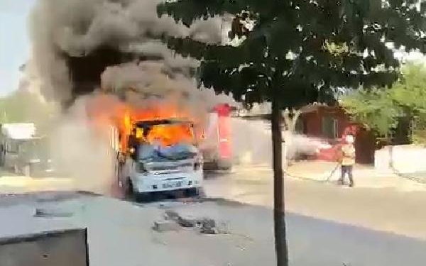 Pendik'te servis minibüsü alev alev yandı 6 Pendikte servis minibüsü alev alev yandı