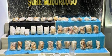 Peynir bidonlarından 9 kilo 317 gram esrar çıktı 15 Peynir bidonlarından 9 kilo 317 gram esrar çıktı