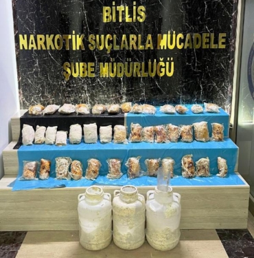 Peynir bidonlarından 9 kilo 317 gram esrar çıktı 3 Peynir bidonlarından 9 kilo 317 gram esrar çıktı