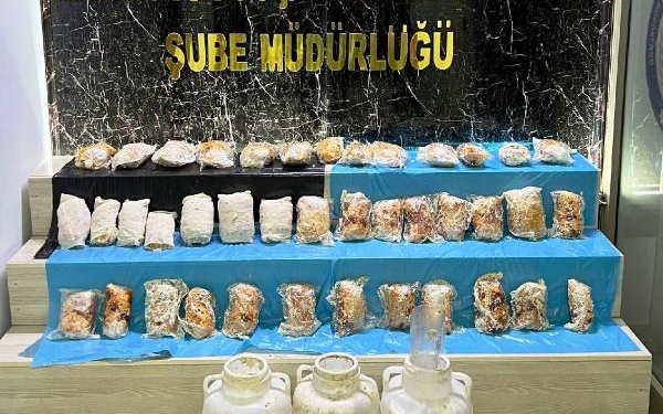 Peynir bidonlarından 9 kilo 317 gram esrar çıktı