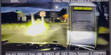 Polisin, seyyar tuvalet kabinini kovaladığı anlar kameraya yansıdı 15 Polisin seyyar tuvalet kabinini kovaladığı anlar kameraya yansıdı