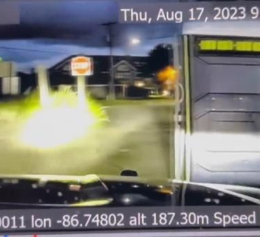 Polisin seyyar tuvalet kabinini kovaladığı anlar kameraya yansıdı