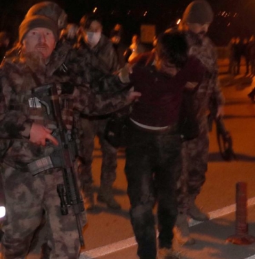 Polisin silahını gasbeden sanığın beraat sevinci kısa sürdü