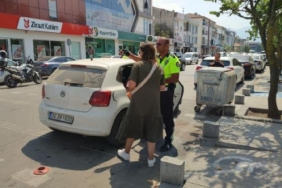 Polisten 2 çocuğunu araçta bırakıp, giden anneye tepki 24 Polisten 2 çocuğunu araçta bırakıp giden anneye tepki