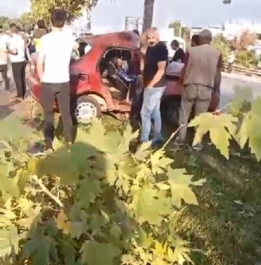 Refüjdeki ağaca çarpan otomobildeki 2 kişi yaralandı 8 Refüjdeki ağaca çarpan otomobildeki 2 kişi yaralandı