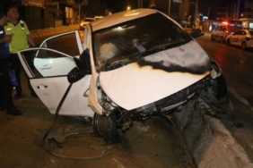 Refüje çarpan otomobilde yangın çıktı 2 ağır yaralı