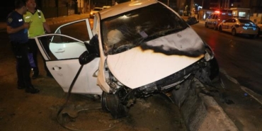 Refüje çarpan otomobilde yangın çıktı: 2 ağır yaralı 37 Refüje çarpan otomobilde yangın çıktı 2 ağır yaralı