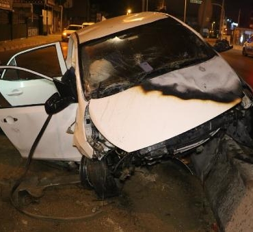 Refüje çarpan otomobilde yangın çıktı 2 ağır yaralı