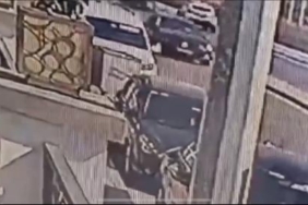 Refüjü aşan otomobilin polis otosuna çarptığı kaza kamerada 4 yaralı