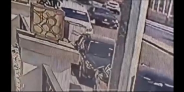 Refüjü aşan otomobilin polis otosuna çarptığı kaza kamerada 4 yaralı