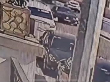 Refüjü aşan otomobilin polis otosuna çarptığı kaza kamerada 4 yaralı