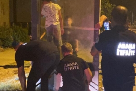 Reklam panosunda mahsur kalan çocuğu, itfaiye kurtardı 29 Reklam panosunda mahsur kalan çocuğu itfaiye kurtardı
