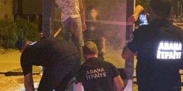 Reklam panosunda mahsur kalan çocuğu, itfaiye kurtardı 31 Reklam panosunda mahsur kalan çocuğu itfaiye kurtardı