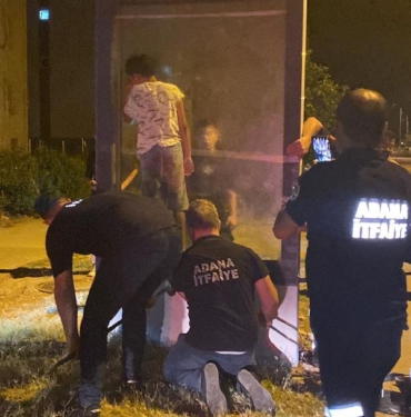 Reklam panosunda mahsur kalan çocuğu itfaiye kurtardı