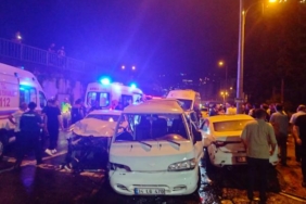 Rize'de 3 aracın karıştığı kazada 8 yaralı 29 Rizede 3 aracın karıştığı kazada 8 yaralı