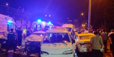 Rize'de 3 aracın karıştığı kazada 8 yaralı 31 Rizede 3 aracın karıştığı kazada 8 yaralı