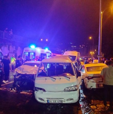 Rizede 3 aracın karıştığı kazada 8 yaralı