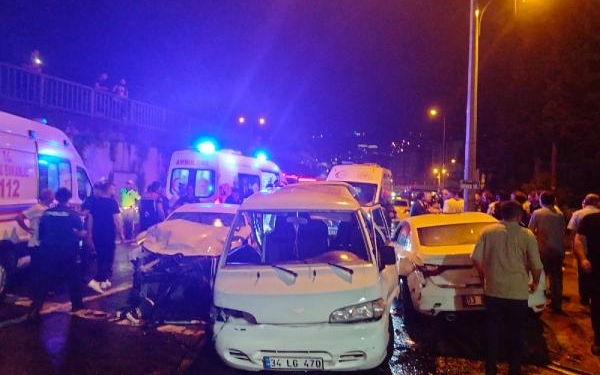 Rizede 3 aracın karıştığı kazada 8 yaralı