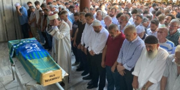 Rizede ev sahibi kiracı kavgasında hayatını kaybeden Sarı son yolculuğuna uğurlandı