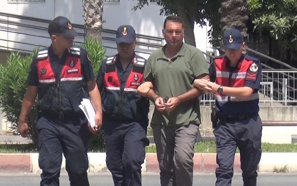 Rüşvet alırken suçüstü yakalanan liman başkanı, adliyeye sevk edildi 6 Rüşvet alırken suçüstü yakalanan liman başkanı adliyeye sevk edildi