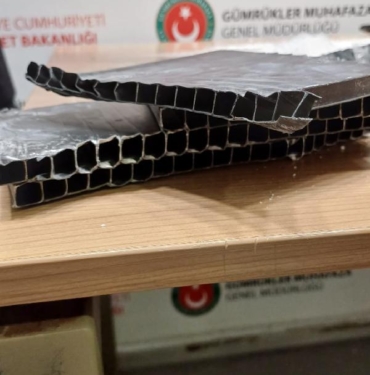 Sabiha Gökçende yolcunun valizinde uyuşturucu ele geçirildi