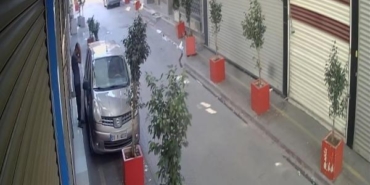 Saçını tarayıp keşif yaptı camını kırdığı otomobilden para ve altın çaldı