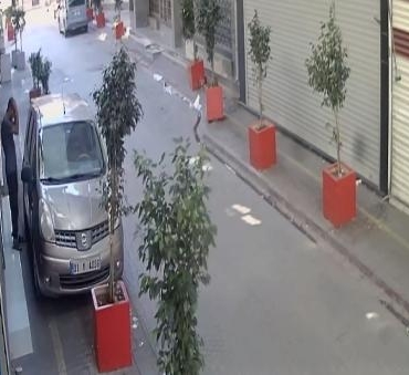 Saçını tarayıp keşif yaptı, camını kırdığı otomobilden para ve altın çaldı 9 Saçını tarayıp keşif yaptı camını kırdığı otomobilden para ve altın çaldı