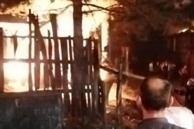 Sakaryada çıkan yangında ahşap iki ev küle döndü