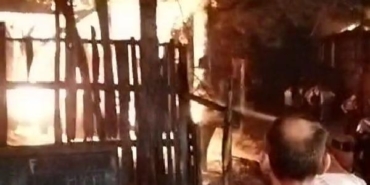 Sakarya'da çıkan yangında ahşap iki ev küle döndü 4 Sakaryada çıkan yangında ahşap iki ev küle döndü