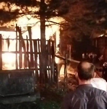 Sakaryada çıkan yangında ahşap iki ev küle döndü