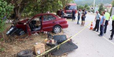 Samsun’da otomobil ağaca çarptı: 2 ölü 1 yaralı 11 Samsunda otomobil ağaca çarptı 2 ölü 1 yaralı