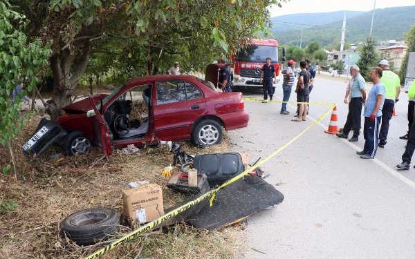 Samsunda otomobil ağaca çarptı 2 ölü 1 yaralı