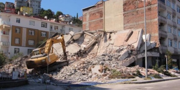 Samsunda yıkım sırasında yan binada hasar oluştu