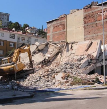 Samsun'da yıkım sırasında yan binada hasar oluştu 7 Samsunda yıkım sırasında yan binada hasar oluştu