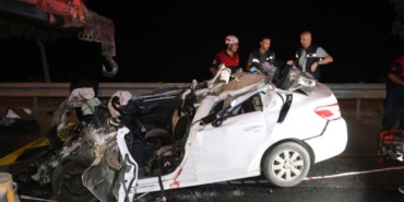 Şanlıurfada otomobil TIRın altına girdi 2 ölü