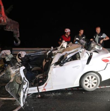 Şanlıurfada otomobil TIRın altına girdi 2 ölü